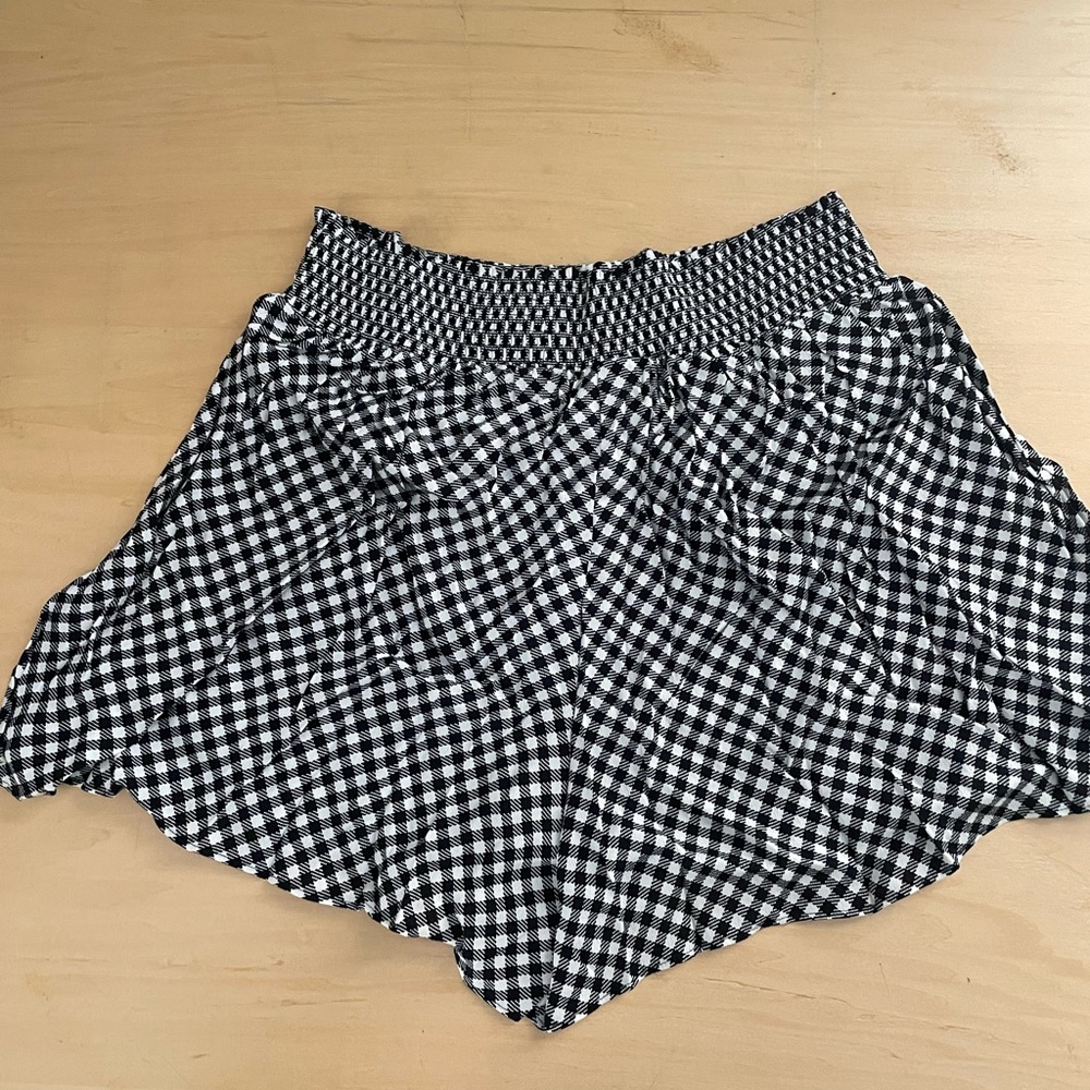 PINK Woven shorts Size X-Large daisies